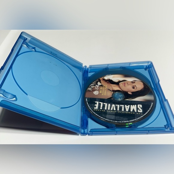 Smallville: The Complete Ninth Season Blu-ray box set. - Picture 3 of 5